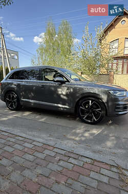 Внедорожник / Кроссовер Audi Q7 2015 в 