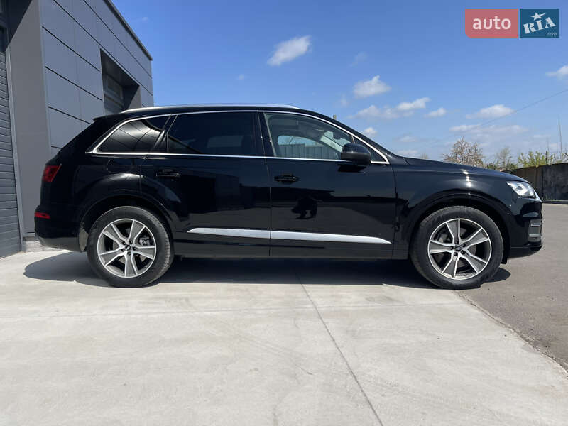 Позашляховик / Кросовер Audi Q7 2017 в 