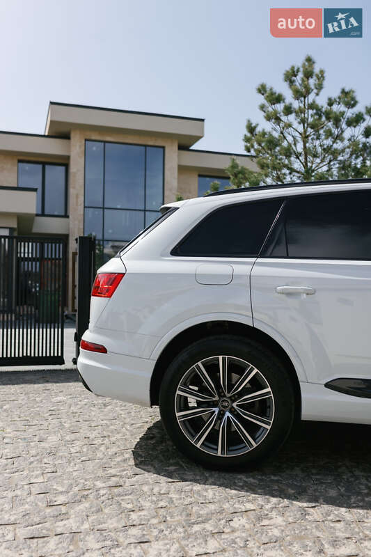 Позашляховик / Кросовер Audi Q7 2017 в Львові