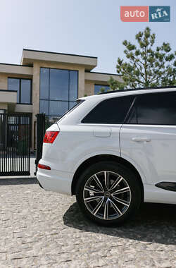 Внедорожник / Кроссовер Audi Q7 2017 в 