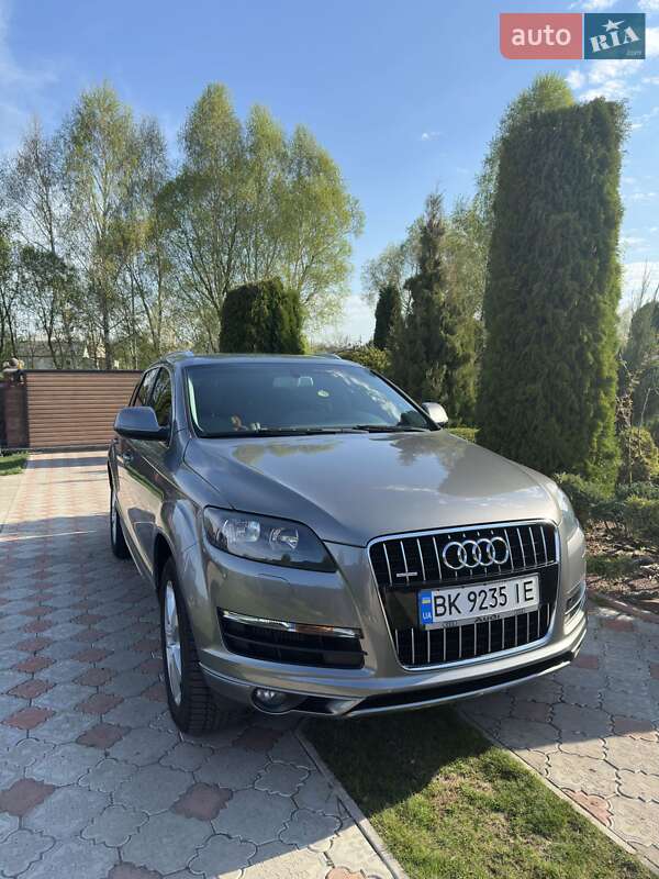Позашляховик / Кросовер Audi Q7 2011 в Острозі