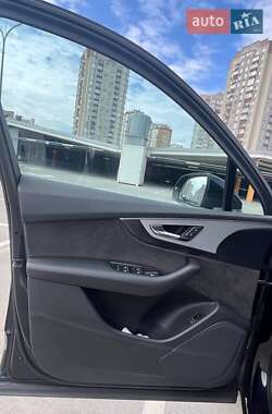Внедорожник / Кроссовер Audi Q7 2015 в 