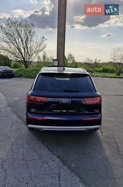 Внедорожник / Кроссовер Audi Q7 2016 в 