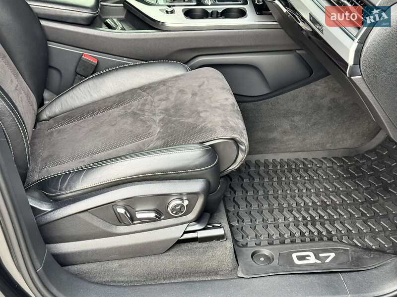 Позашляховик / Кросовер Audi Q7 2015 в Києві