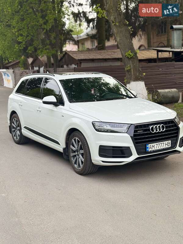 Внедорожник / Кроссовер Audi Q7 2016 в 