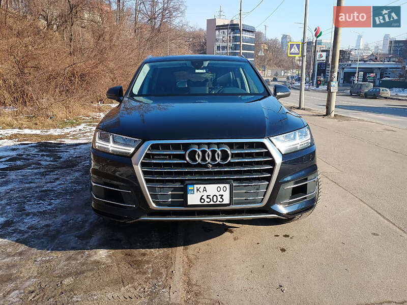 Внедорожник / Кроссовер Audi Q7 2017 в 