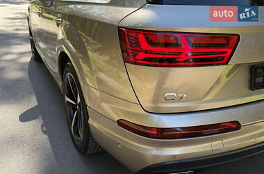 Позашляховик / Кросовер Audi Q7 2019 в 
