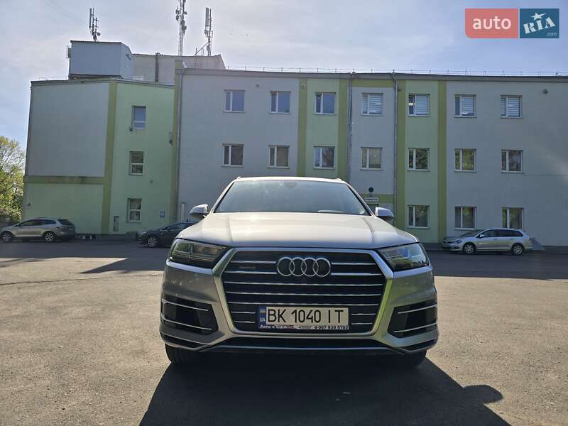 Позашляховик / Кросовер Audi Q7 2018 в Рівному