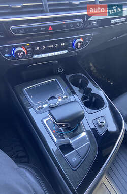 Позашляховик / Кросовер Audi Q7 2017 в 