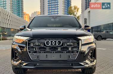 Позашляховик / Кросовер Audi Q7 2024 в 