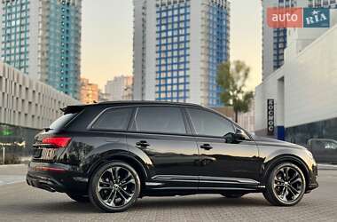Позашляховик / Кросовер Audi Q7 2024 в 