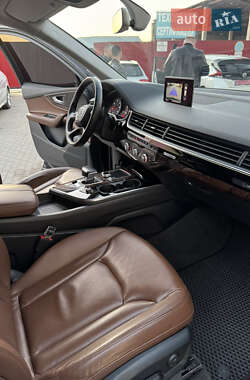 Позашляховик / Кросовер Audi Q7 2015 в 