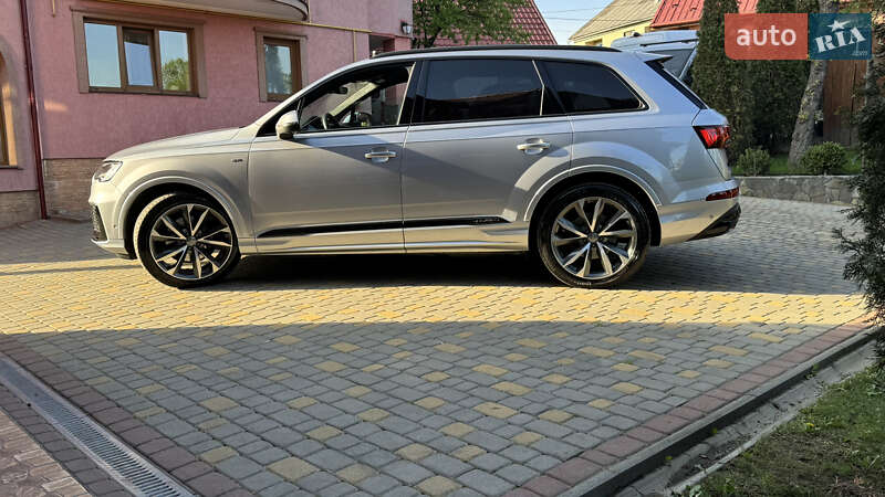 Позашляховик / Кросовер Audi Q7 2020 в Сваляві