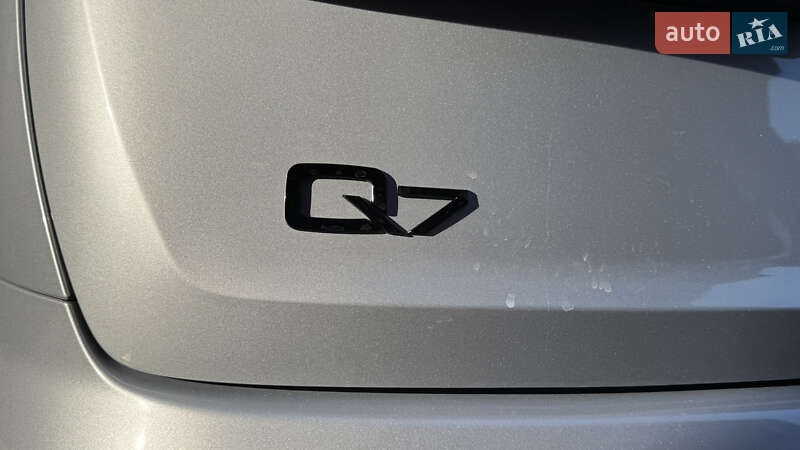 Позашляховик / Кросовер Audi Q7 2020 в Сваляві