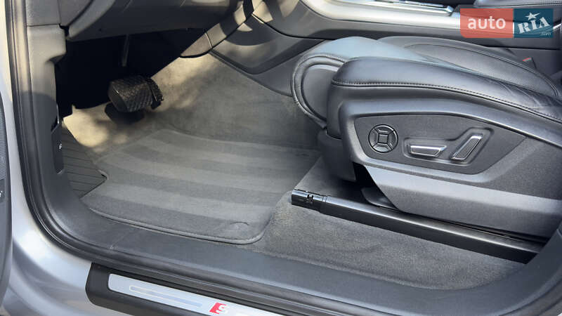 Позашляховик / Кросовер Audi Q7 2020 в Сваляві