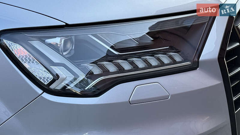 Позашляховик / Кросовер Audi Q7 2020 в Сваляві