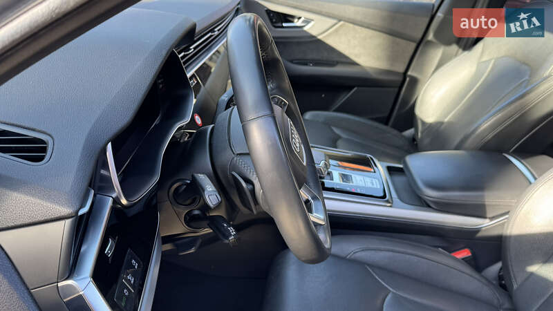 Позашляховик / Кросовер Audi Q7 2020 в Сваляві