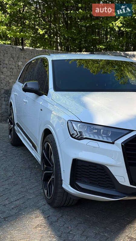 Позашляховик / Кросовер Audi Q7 2020 в Ужгороді