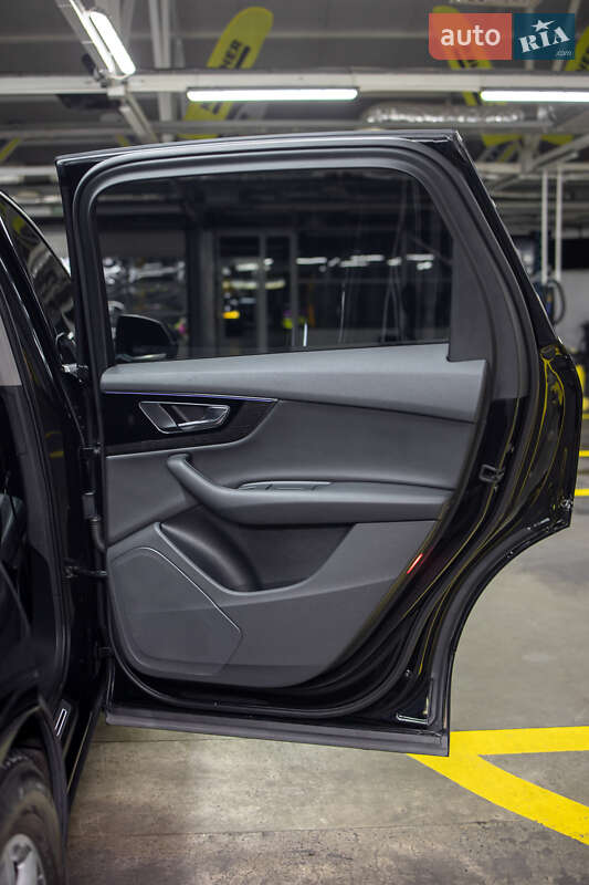 Позашляховик / Кросовер Audi Q7 2015 в Чернівцях