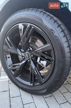 Позашляховик / Кросовер Audi Q7 2020 в 