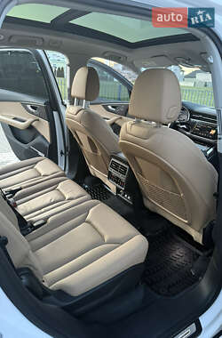 Позашляховик / Кросовер Audi Q7 2020 в 