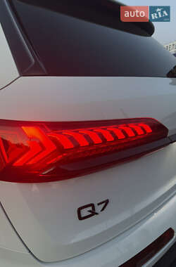Позашляховик / Кросовер Audi Q7 2020 в 