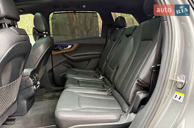 Внедорожник / Кроссовер Audi Q7 2016 в 