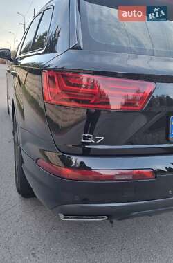 Внедорожник / Кроссовер Audi Q7 2016 в 