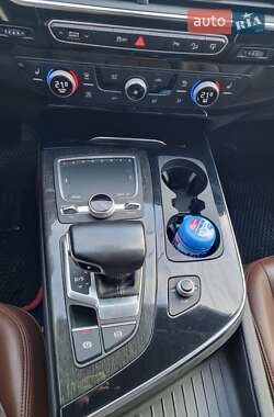 Внедорожник / Кроссовер Audi Q7 2016 в 