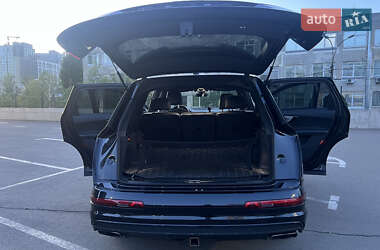 Внедорожник / Кроссовер Audi Q7 2016 в 