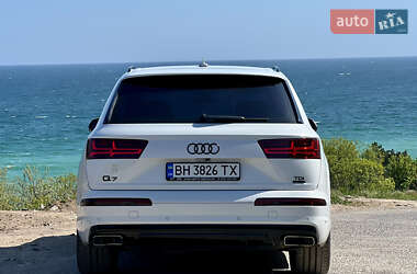 Позашляховик / Кросовер Audi Q7 2016 в 