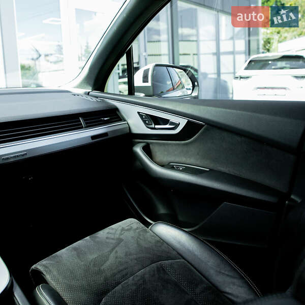 Внедорожник / Кроссовер Audi Q7 2017 в Черновцах