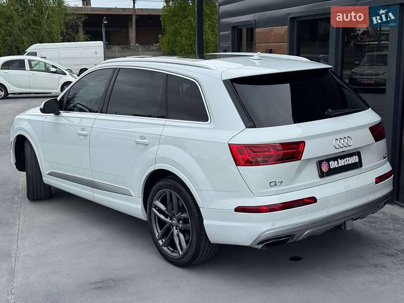 Позашляховик / Кросовер Audi Q7 2017 в Рівному