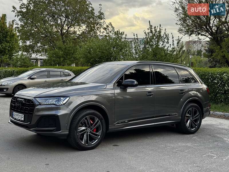 Позашляховик / Кросовер Audi Q7 2019 в 