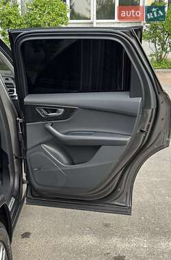 Позашляховик / Кросовер Audi Q7 2019 в 