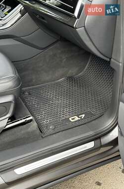 Позашляховик / Кросовер Audi Q7 2019 в 