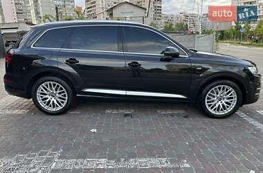 Внедорожник / Кроссовер Audi Q7 2017 в 