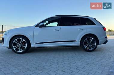 Позашляховик / Кросовер Audi Q7 2024 в 