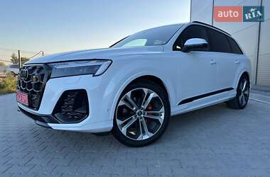 Позашляховик / Кросовер Audi Q7 2024 в 