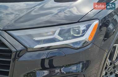 Позашляховик / Кросовер Audi Q7 2021 в 