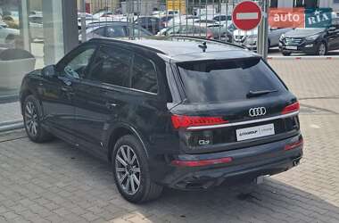 Позашляховик / Кросовер Audi Q7 2021 в 
