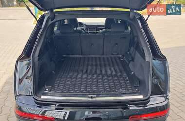 Позашляховик / Кросовер Audi Q7 2021 в 