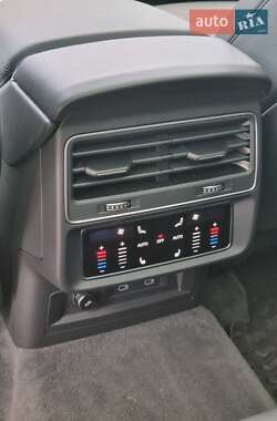 Позашляховик / Кросовер Audi Q7 2021 в 