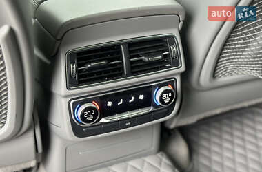 Внедорожник / Кроссовер Audi Q7 2016 в 