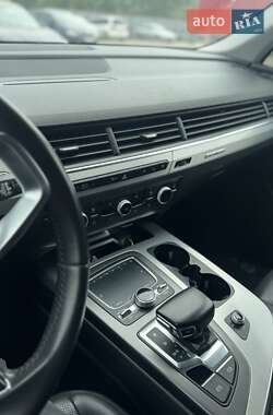Позашляховик / Кросовер Audi Q7 2015 в 