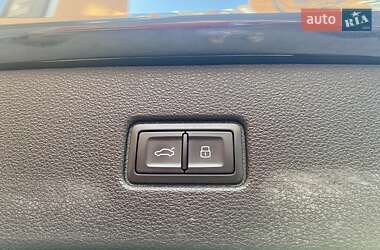 Внедорожник / Кроссовер Audi Q7 2016 в 