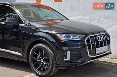 Позашляховик / Кросовер Audi Q7 2021 в 