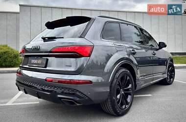 Позашляховик / Кросовер Audi Q7 2025 в 