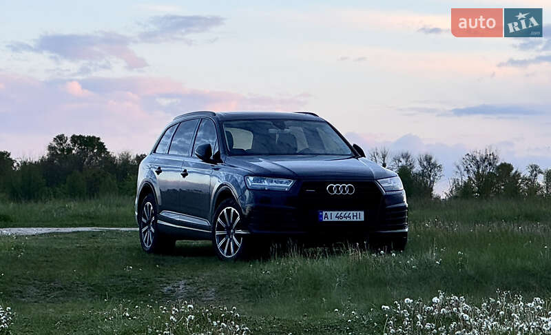 Внедорожник / Кроссовер Audi Q7 2015 в 