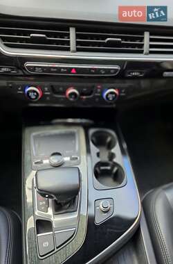 Позашляховик / Кросовер Audi Q7 2018 в 